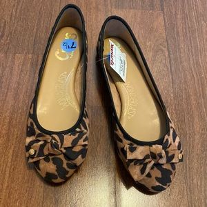 NWT leopard print flats by Wonderlast with bow size 7.5.